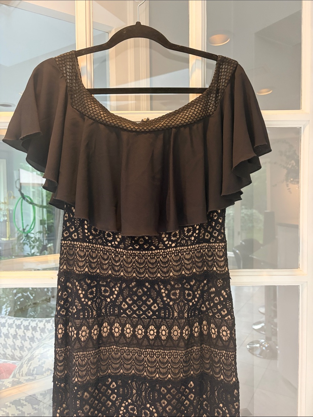 The Tadashi Shoji Alexia Off-The-Shoulder Gown in Black/Nude - Sz 8 NWOT - Picture 4 of 6